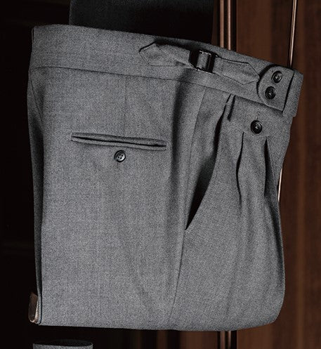 Veste grise et pantalon gris