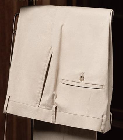 Veste ceinturée olive et pantalon beige