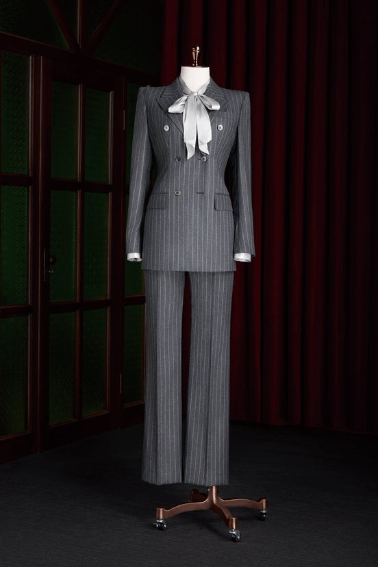 Costume à rayures grises et blanches