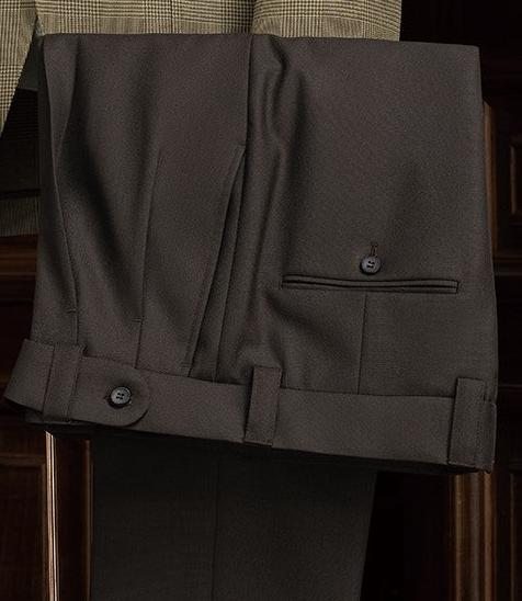 Veste vert sauge clair et pantalon marron foncé