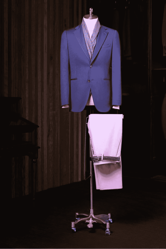 Blazer bleu marine classique et pantalon beige